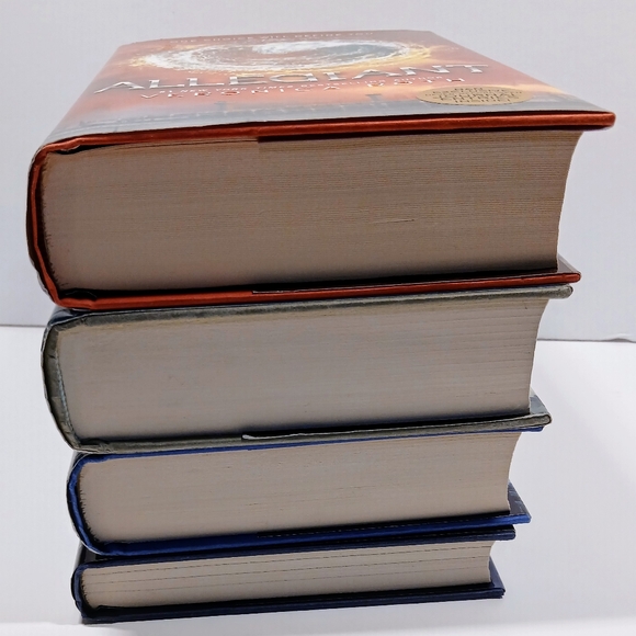 DIVERGENT COLLECTION by Veronica Roth: ALLEGIANT, INSURGENT, DIVERGENT & FOUR - Picture 4 of 7
